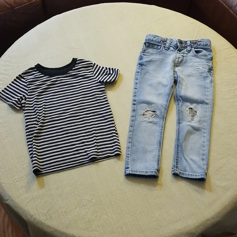 ❣5 for $25 Sale❣ Distressed Jeans and T- Shirt - Picture 1 of 9